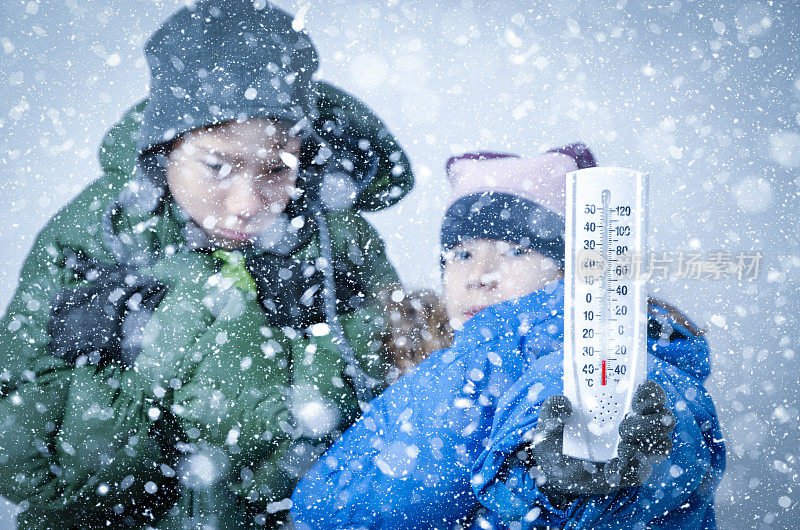 两个孩子在暴风雪中冻死