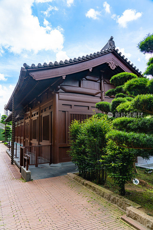 智莲庵是位于香港九龙钻石山的大型佛教寺院建筑群。