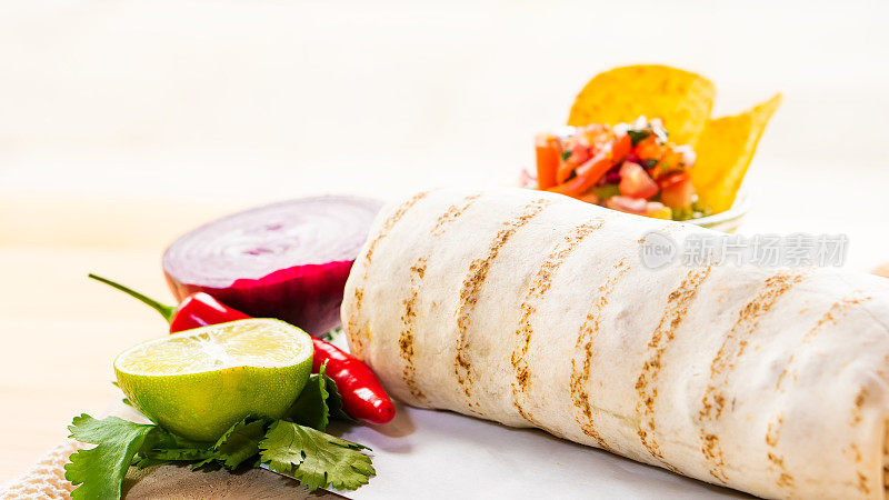 墨西哥传统正宗的自制玉米煎饼与拉猪肉牛肉辣椒牛肉，番茄沙拉，鳄梨鳄梨色拉酱和蘸酱