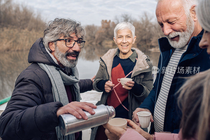 老人们一起喝咖啡，一起划船