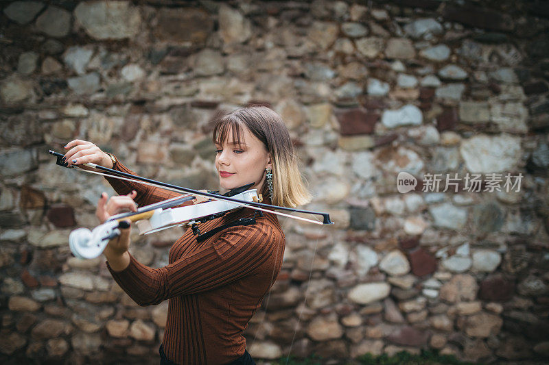少女拉小提琴