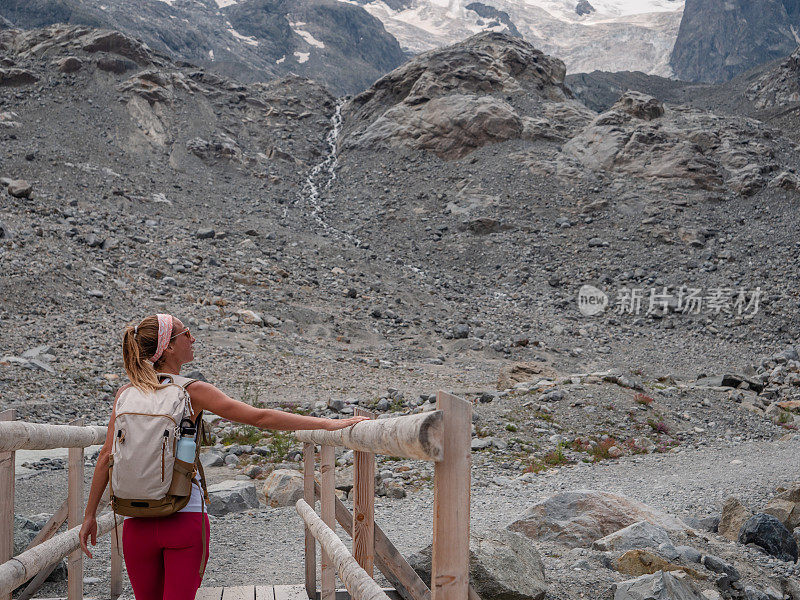 快乐健康的女人徒步登山在夏季享受自然和户外活动