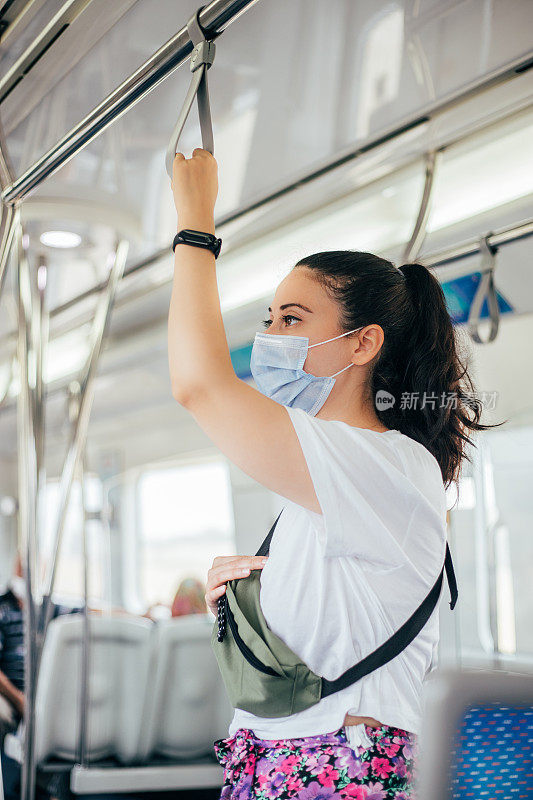 乘坐火车时戴着消毒口罩的妇女