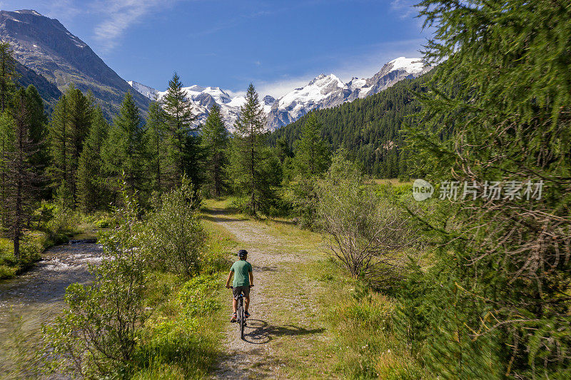 瑞士山地自行车手的无人机鸟瞰图