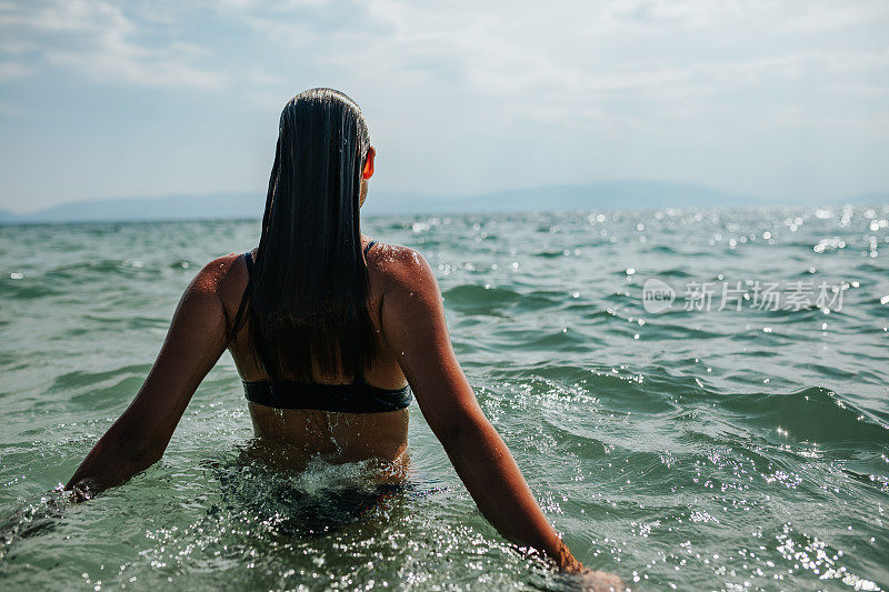 女人准备在海里游泳