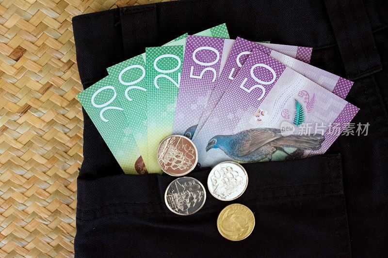 裤子口袋里的新西兰币(NZD)