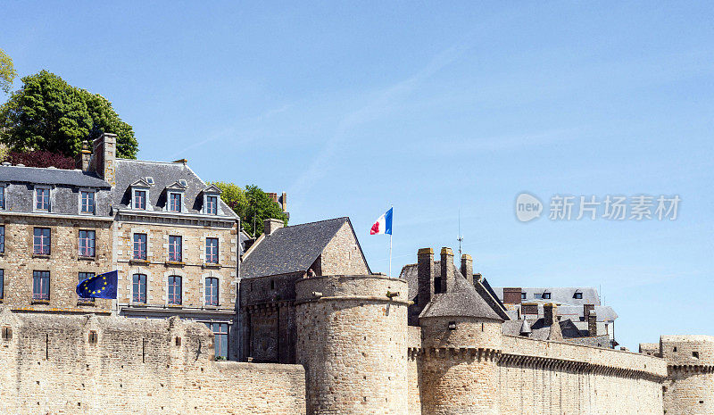 法国国旗下的圣米歇尔山片段