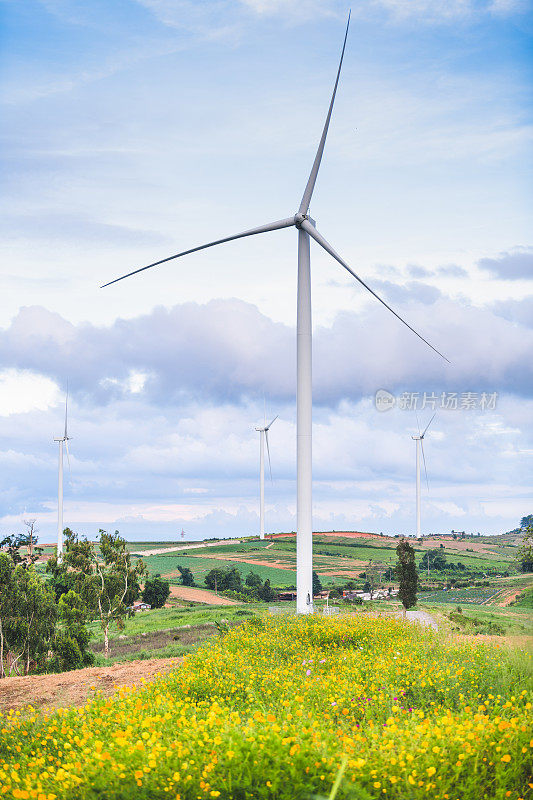 垂直拍摄的自然条件风景的风力发电蓄能电站与高压电力线路为清洁能源概念在泰国北部