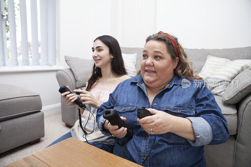 家人在家里玩视频游戏