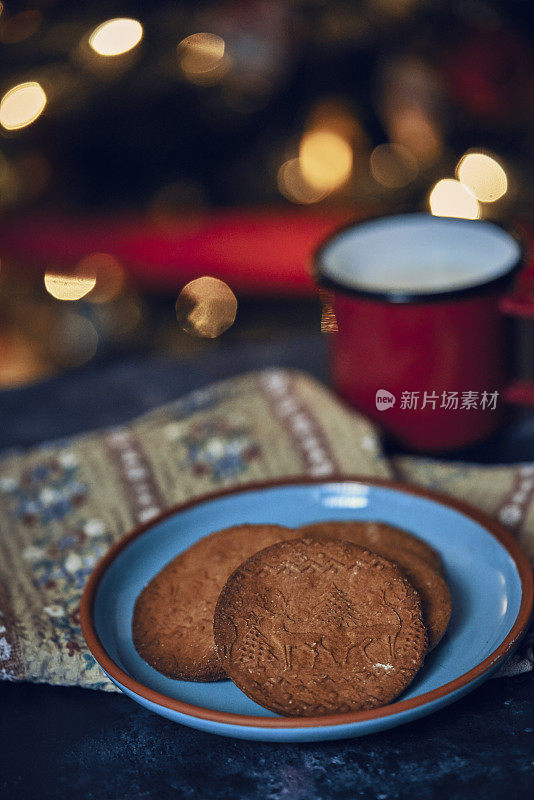 新鲜烘焙的圣诞饼干在圣诞节的家庭气氛