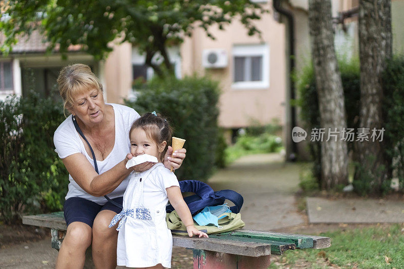 奶奶和孙女在公园里