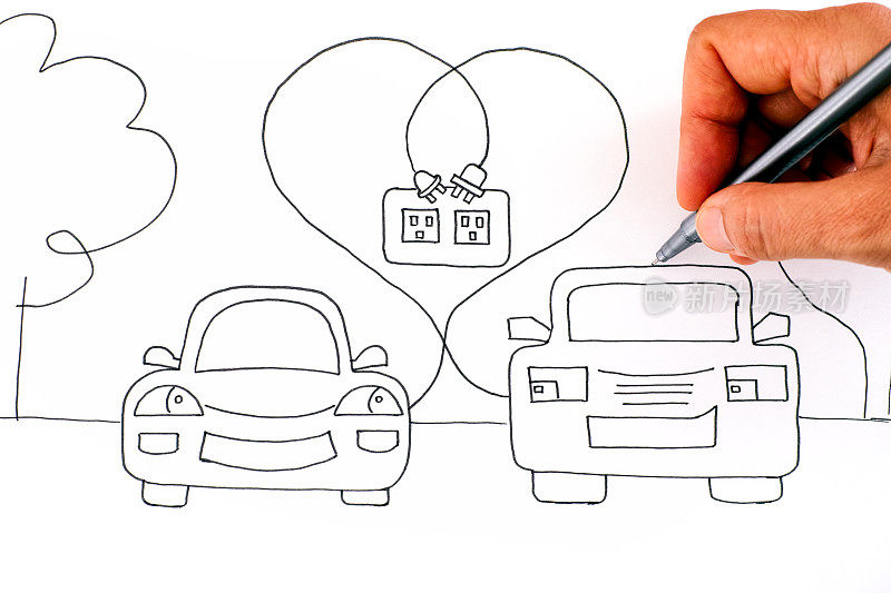 女人手里拿着笔画着两辆正在恋爱中的电动汽车准备充电。