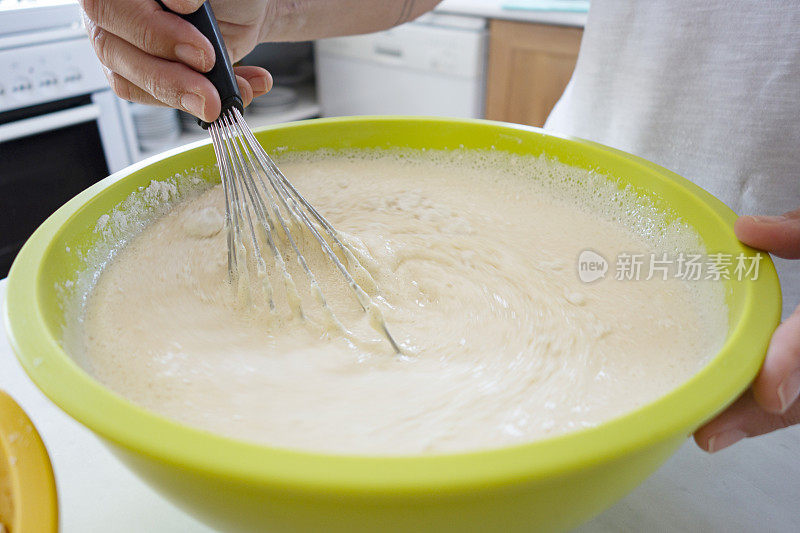 女子准备煎饼面糊