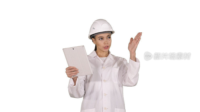 年轻的女科学家正在用白色的平板电脑进行视频通话