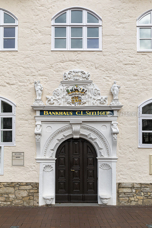 历史银行大楼入口在古城Wolfenbüttel