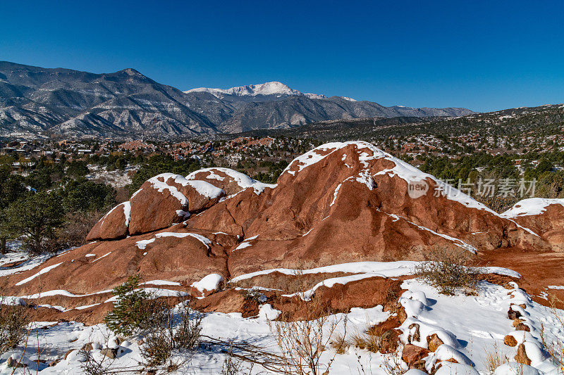 天神花园高大的岩石在冬季降雪后形成