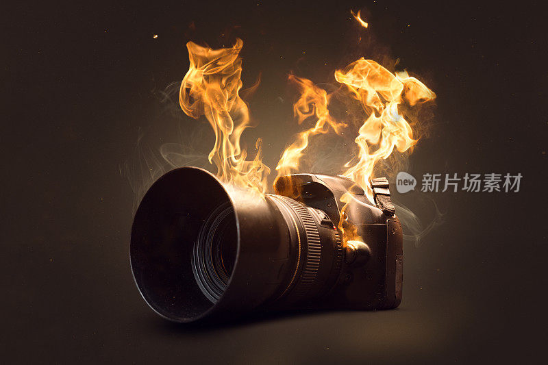 摄像机着火了，燃烧着真实的火焰