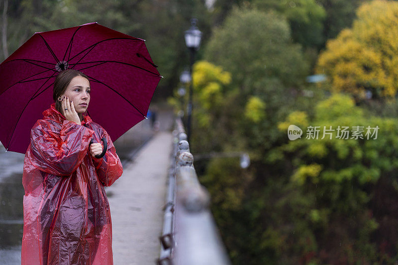 可悲的少女在雨天