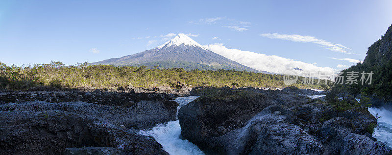 瀑布与维拉里卡火山的背景