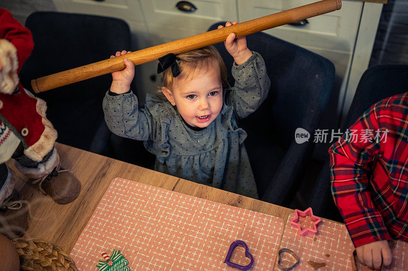 快乐的孩子女孩烤圣诞饼干库存照片