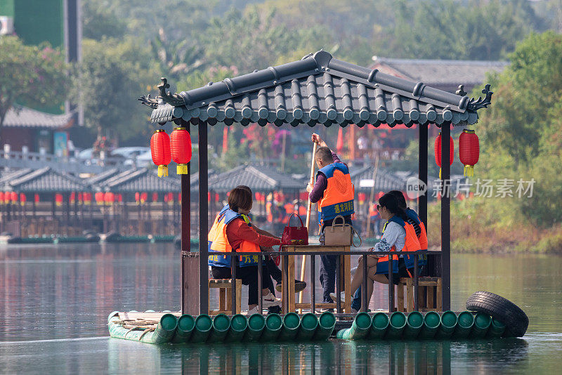 漓江上的竹筏上挂着中国灯笼