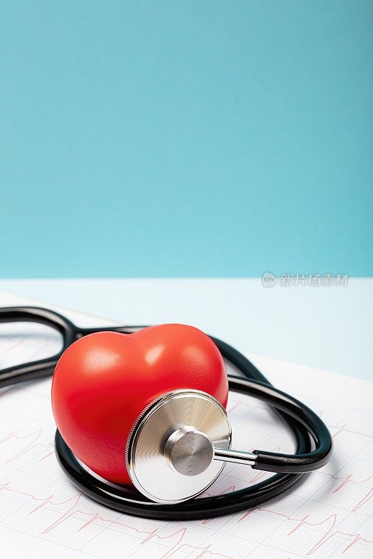 红心和听诊器在心电图的背景下