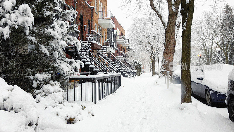 蒙特利尔罗斯蒙特地区的人行道和住宅楼在暴风雪期间