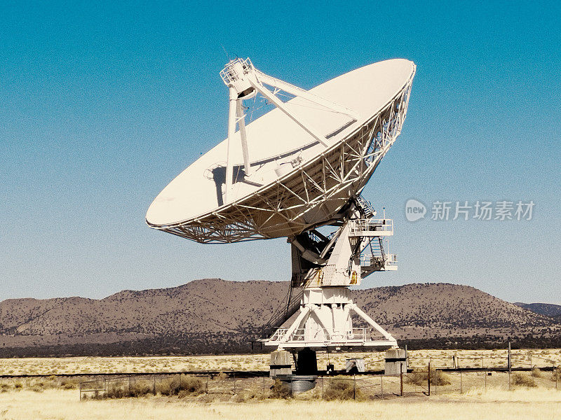 在新墨西哥Socorro和Albuquerque附近的一个非常大的射电望远镜阵列的近距离观察，用于射电天文学，研究天体和来自外太空的无线电波