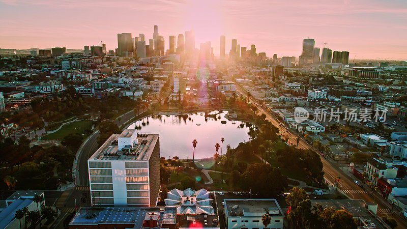 麦克阿瑟公园上空的洛杉矶玫瑰色日出