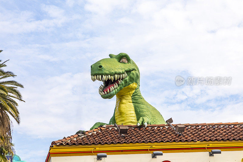 好莱坞星光大道楼顶的恐龙雕塑
