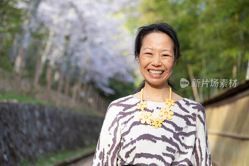 美丽的日本女人独自欣赏樱花