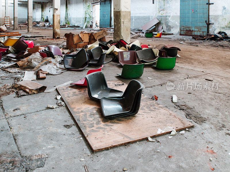 废弃工厂里没有腿的旧塑料椅子