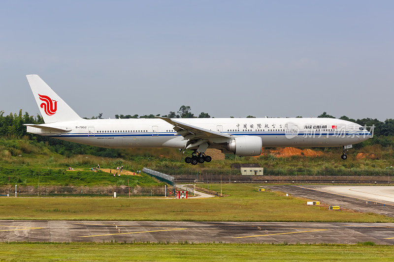 中国国际航空公司波音777-300ER飞机在中国成都机场