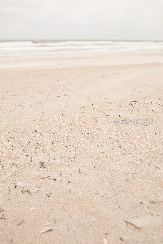 在寒冷的杰克逊维尔海滩，佛罗里达州在2021年的早春在明亮的自然光沙滩上多风的沙子模式