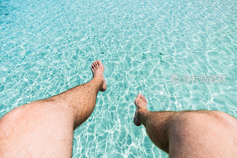 腿悬在海面上