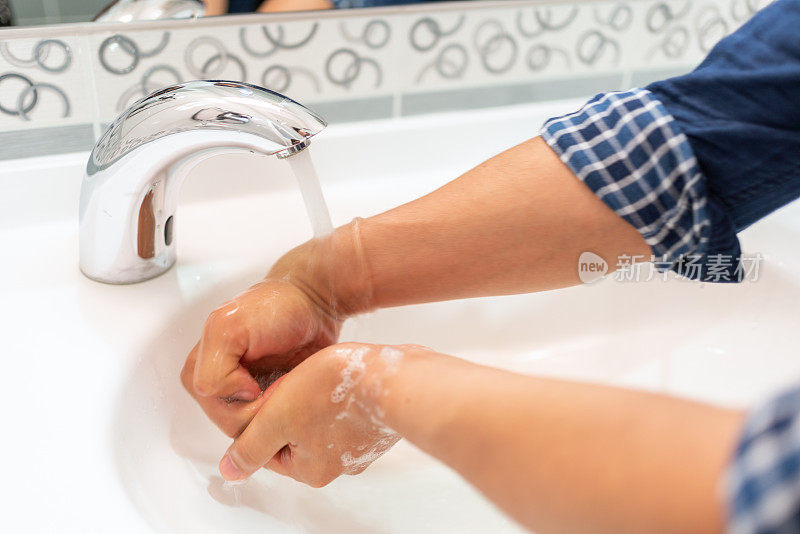 那个男人正在浴室里洗手。手卫生