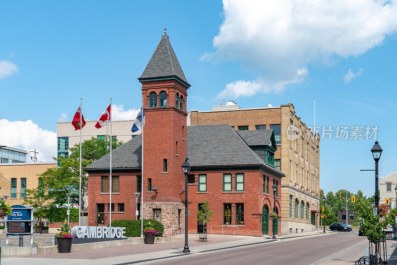 加拿大安大略省高尔特市的剑桥市政厅和消防大厅。