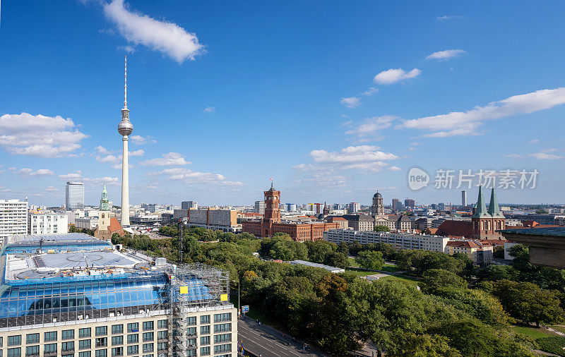 空中全景柏林城市景观与电视塔和市政厅