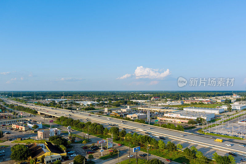 鸟瞰图购物区停车场附近的主要道路45立交桥俯瞰在休斯顿市美国德克萨斯州