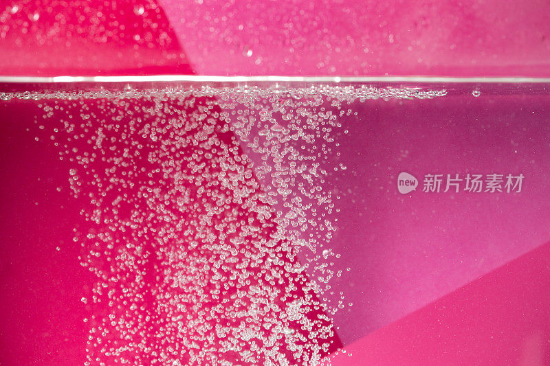 粉红色背景下水面下的气泡