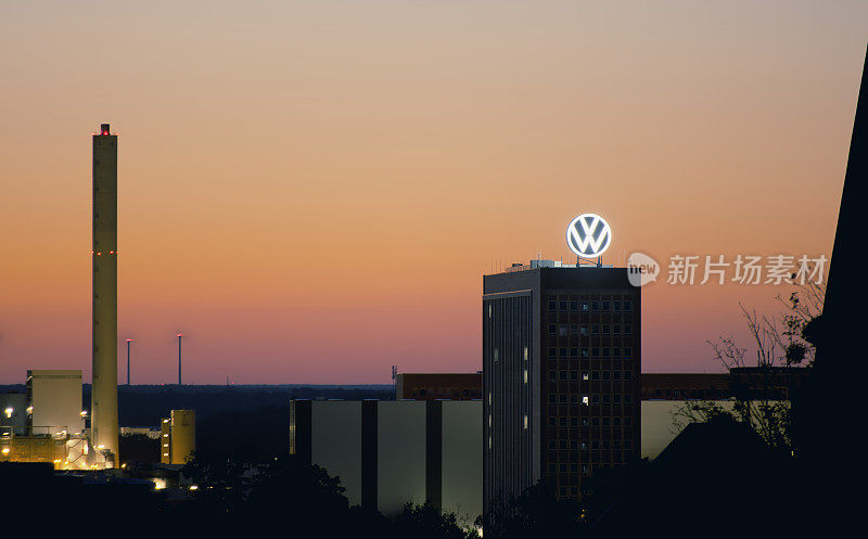 德国沃尔夫斯堡大众汽车主楼日落时的特写镜头