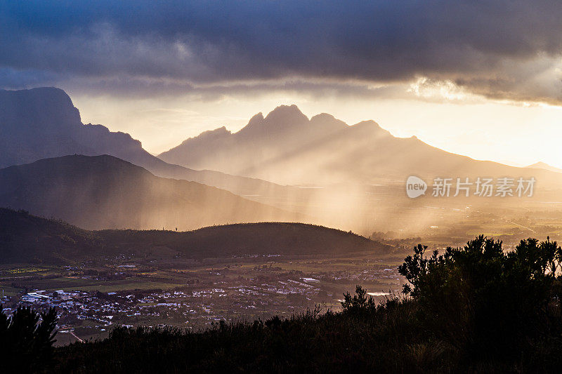 壮观的雨落在日落的农村山区村庄的弗朗舍克