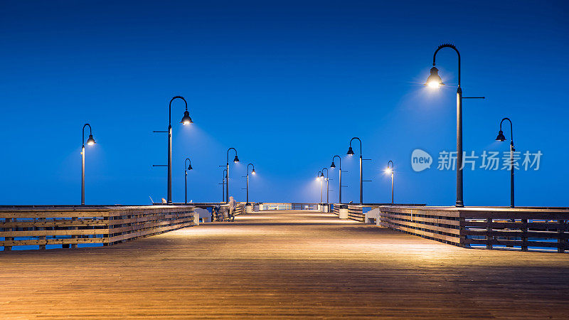 在黄昏时分的皮斯莫海滩栈桥