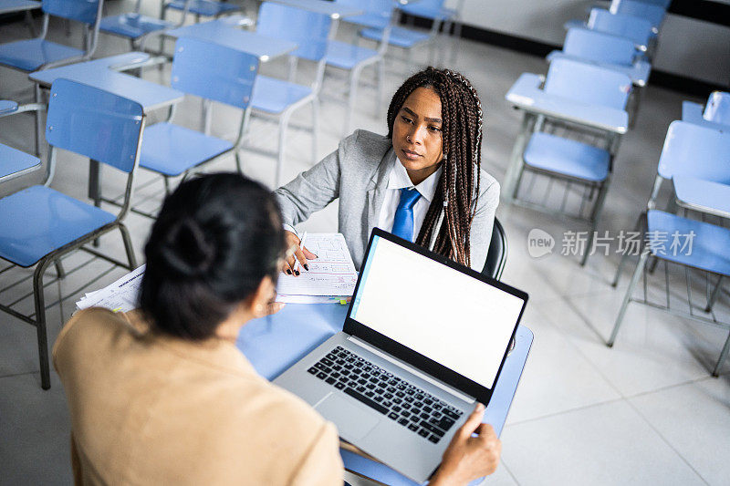 十几岁的学生在教室里和老师一起学习