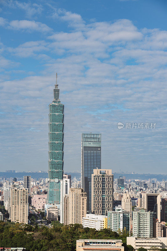 有现代建筑和美丽云彩的台北市的早晨