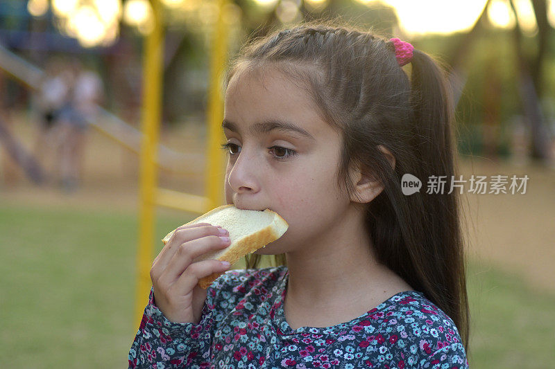 女孩吃面包