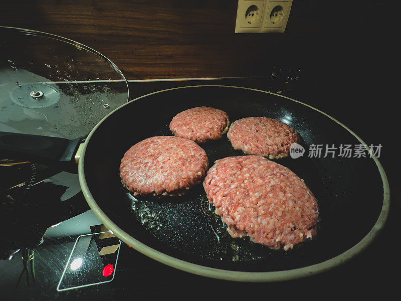 用平底锅煎汉堡肉。