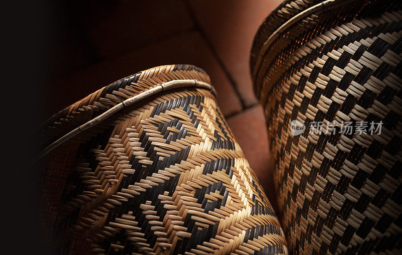 两个篮子。传统手工艺产品。手工编织arumã纤维篮