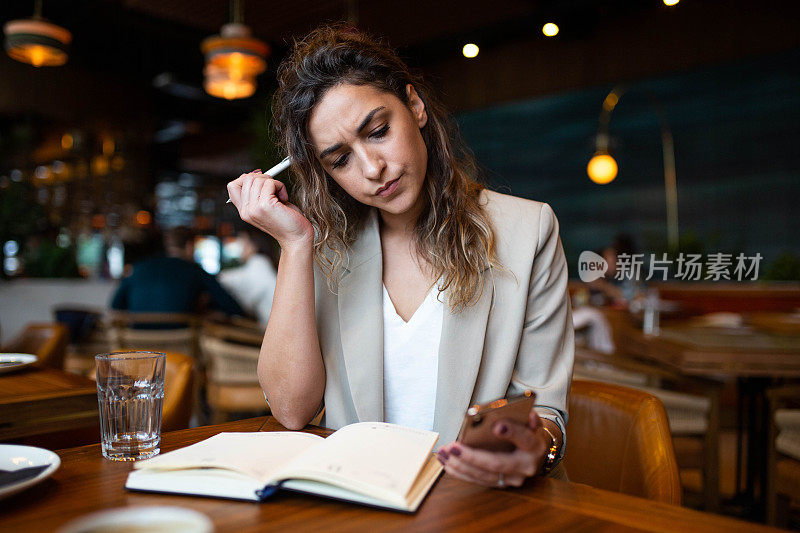 一位年轻的女商人正在从事一个新项目，并设计一种新的战略