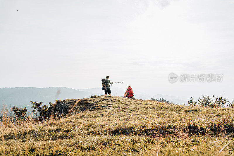 徒步旅行的朋友在山脊上放松的观点